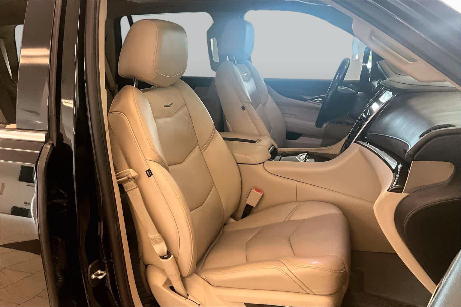 Used 2019 Cadillac Escalade Luxury AWD/4WD image 8