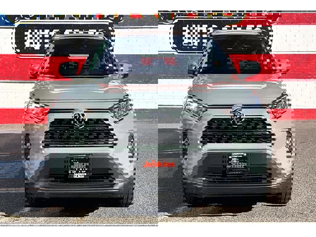 Used 2021 Toyota RAV4 XLE w/ Convenience Package image 3