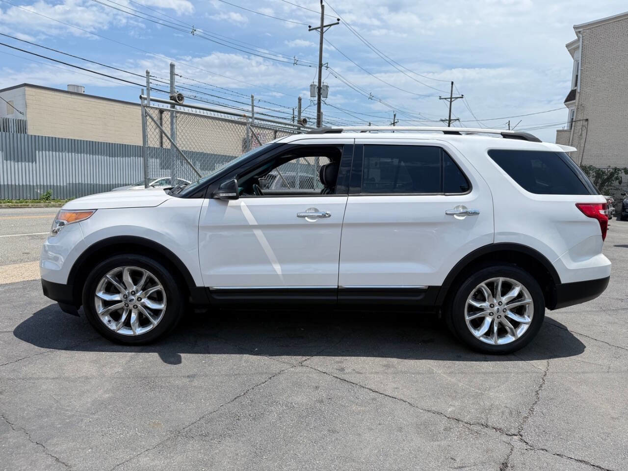 Used 2014 Ford Explorer XLT w/ Equipment Group 202A AWD/4WD image 3