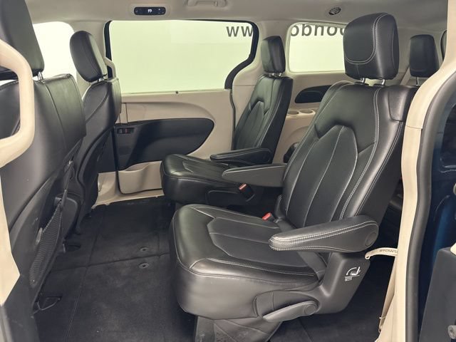 Used 2023 Chrysler Pacifica Touring-L FWD image 25