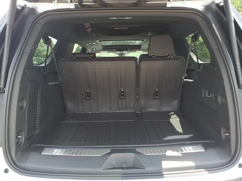 New 2026 Chevrolet Suburban High Country w/ LPO, Illumination Package AWD/4WD image 9