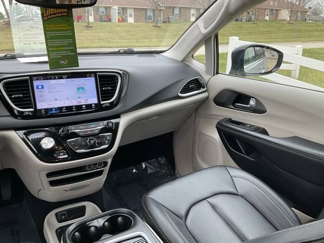 Used 2024 Chrysler Pacifica Touring-L image 25