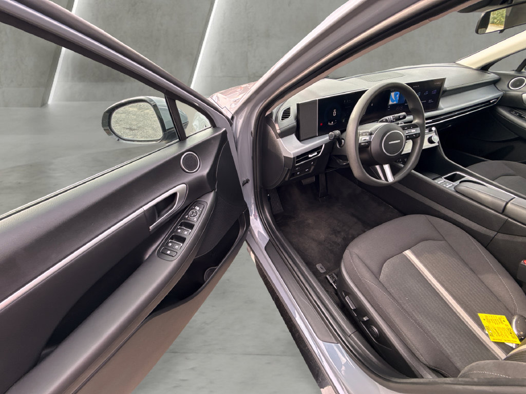 Used 2025 Hyundai Sonata SEL FWD image 14