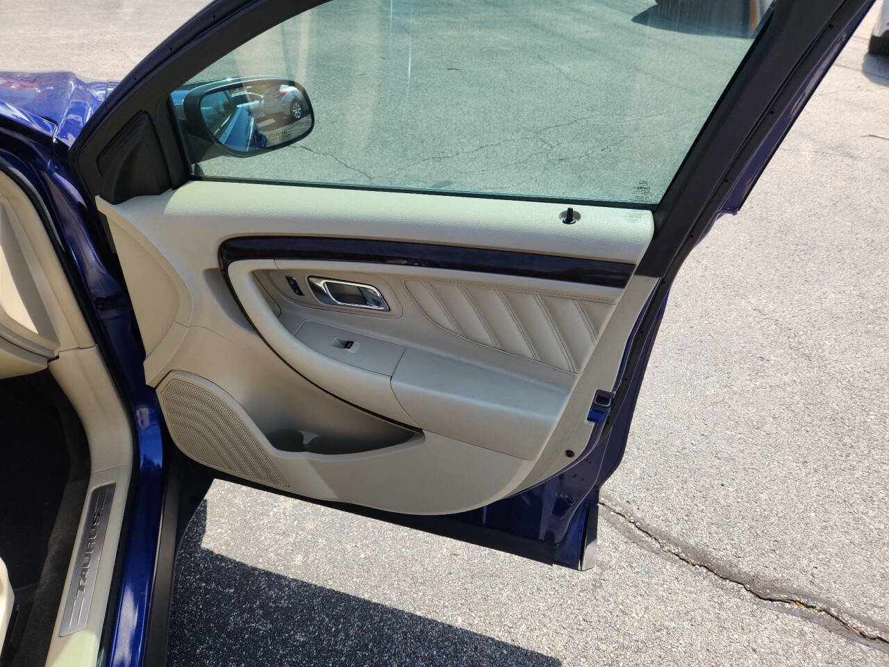 Used 2013 Ford Taurus Limited FWD image 17
