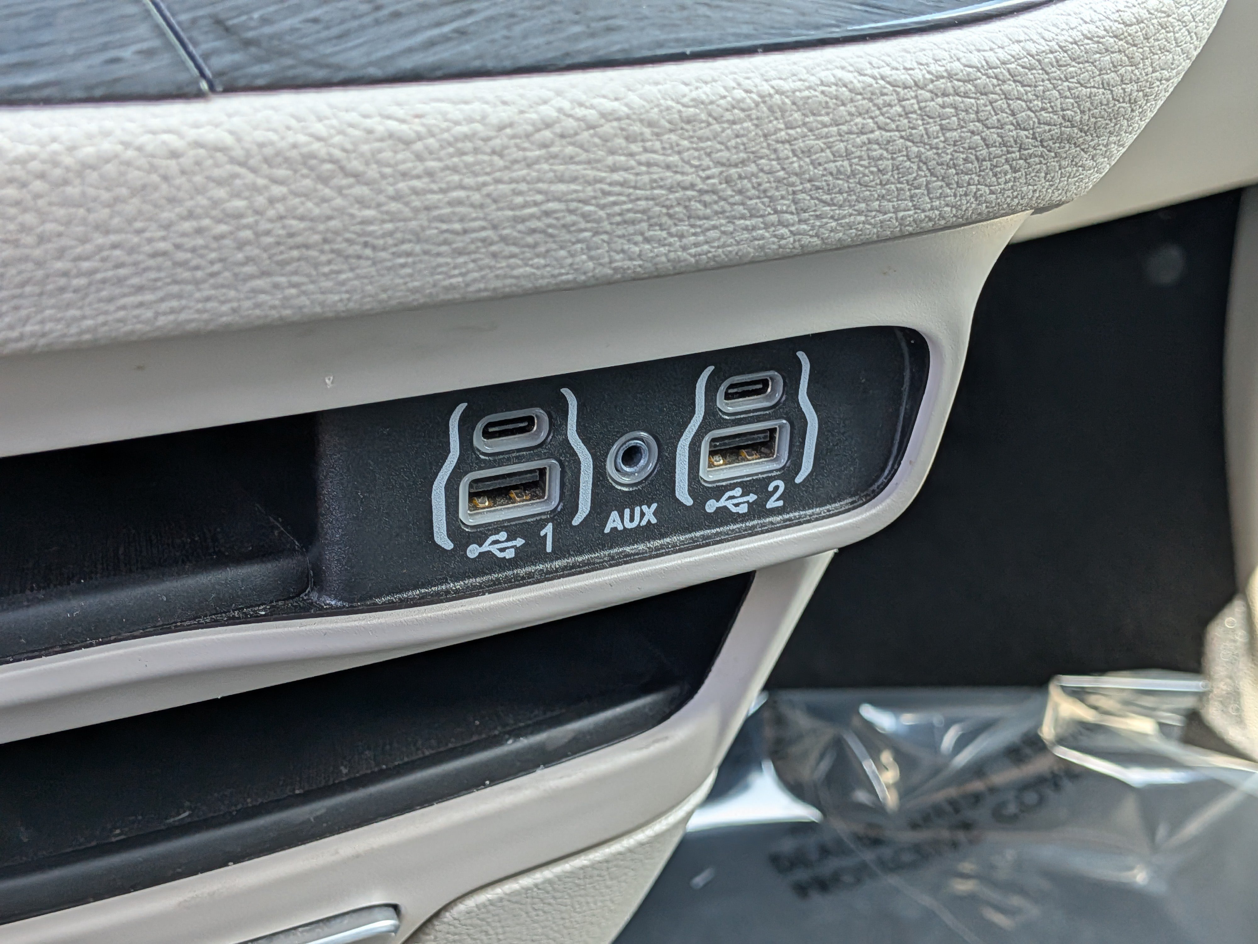 Used 2024 Chrysler Pacifica Limited FWD image 32
