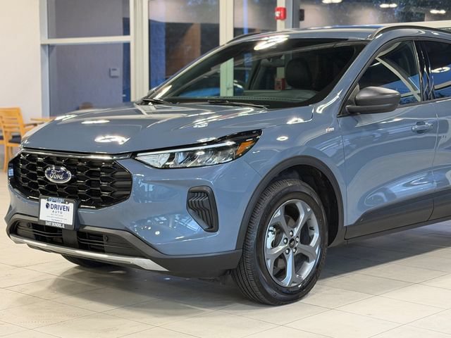 Used 2025 Ford Escape ST-Line w/ Tech Pack #1 AWD/4WD image 3