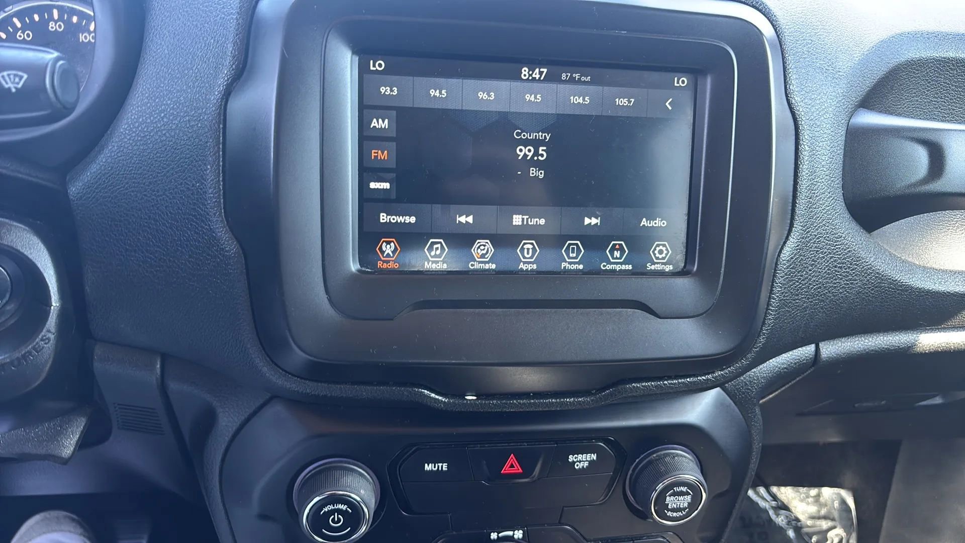 Used 2019 Jeep Renegade Latitude AWD/4WD image 4