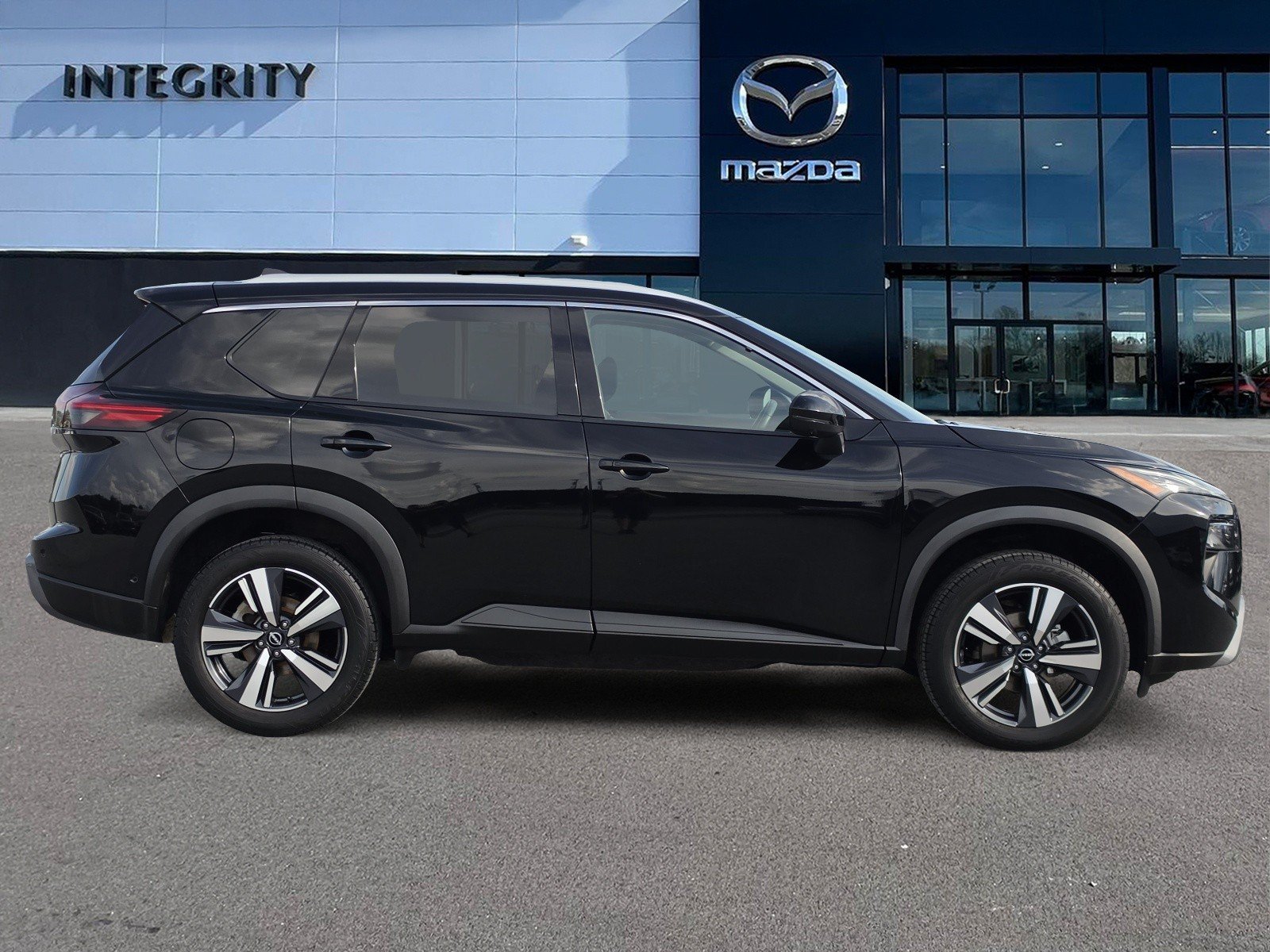 Used 2024 Nissan Rogue SL FWD image 3