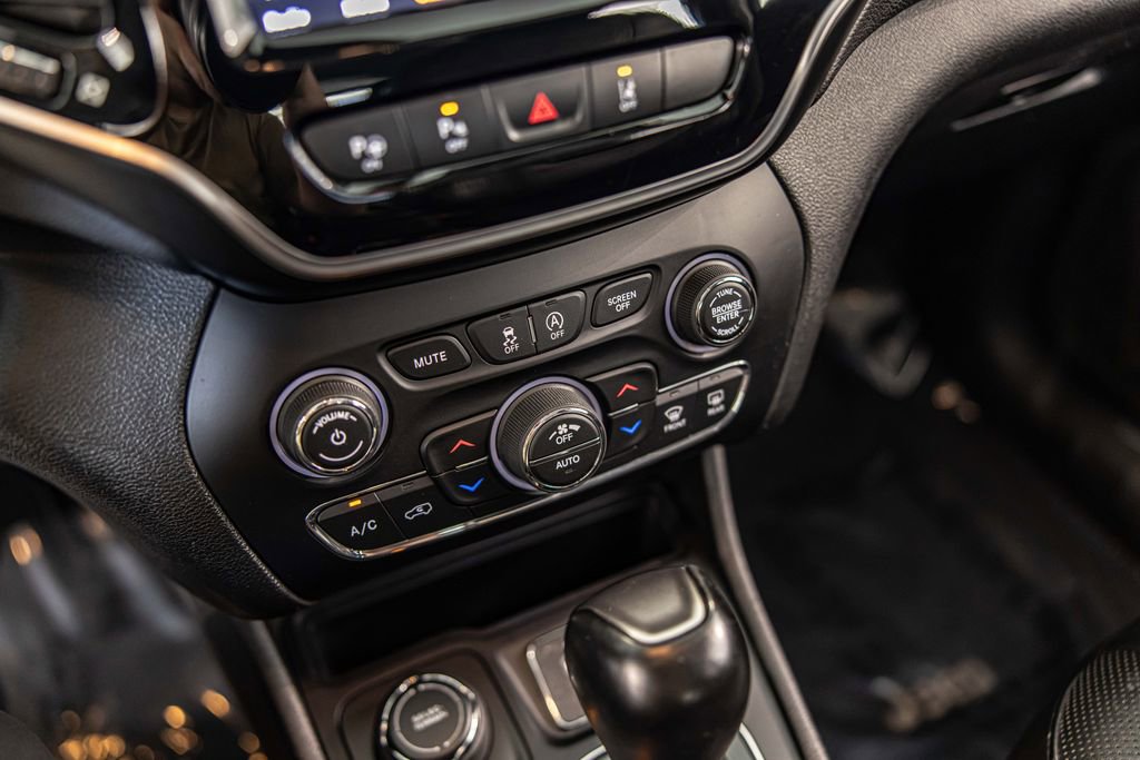 Used 2019 Jeep Cherokee Limited w/ Luxury Group AWD/4WD image 25