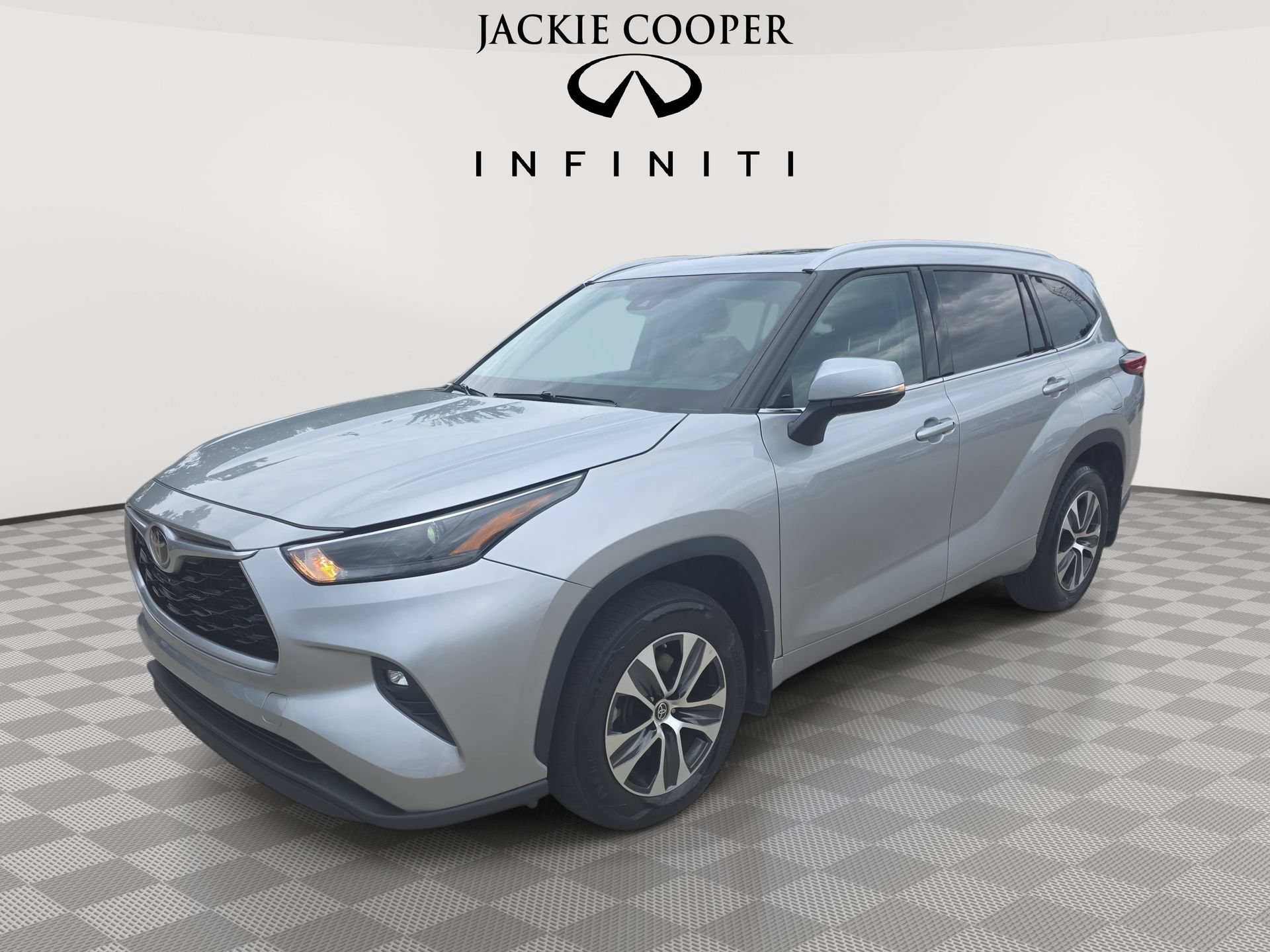 Used 2022 Toyota Highlander XLE AWD/4WD image 1