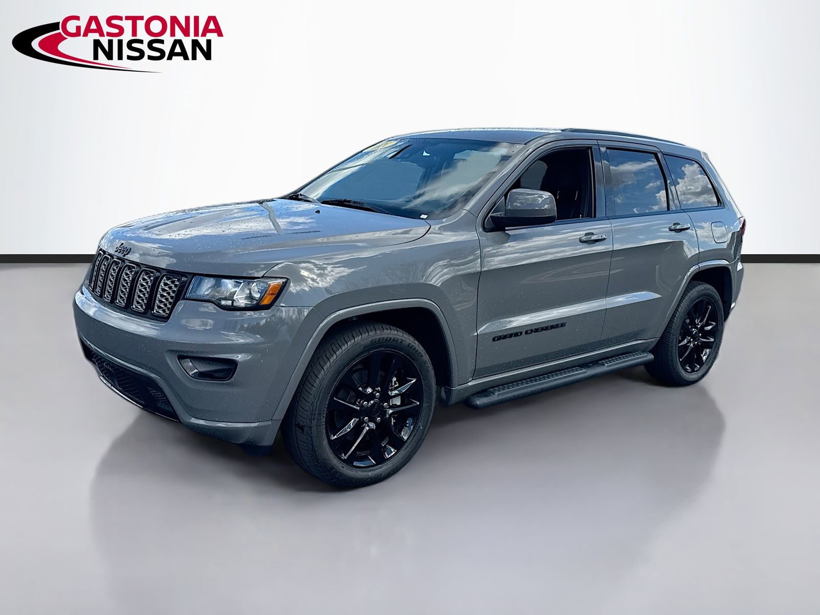 Used 2021 Jeep Grand Cherokee Laredo X image 3