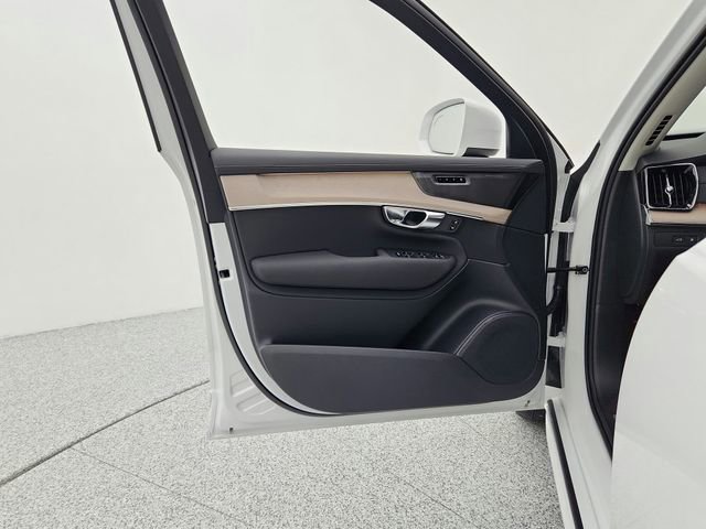 New 2025 Volvo XC90 T8 Plus w/ Protection Package Premier image 31