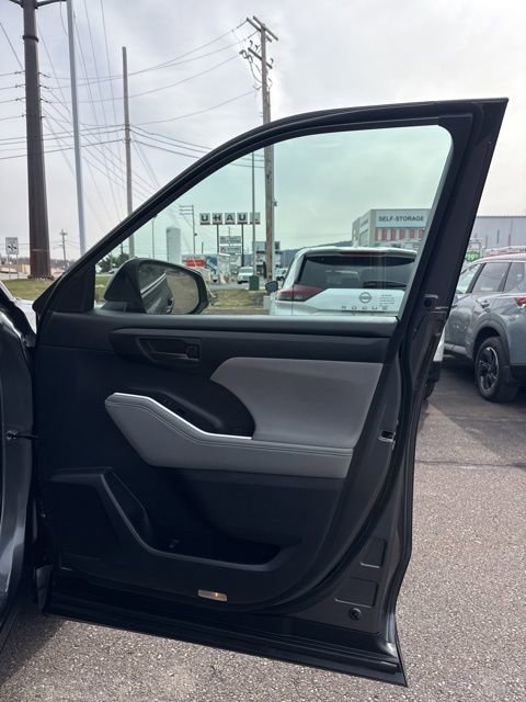 Used 2023 Toyota Highlander LE image 16