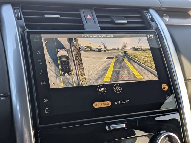 Used 2025 Land Rover Discovery Metropolitan Edition image 21