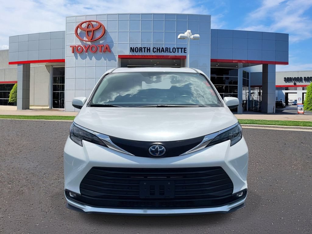 Used 2025 Toyota Sienna XLE FWD image 3