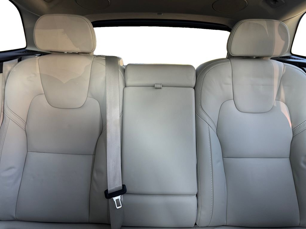 Certified 2024 Volvo XC60 B5 Ultimate w/ Protection Package Premier AWD/4WD image 24