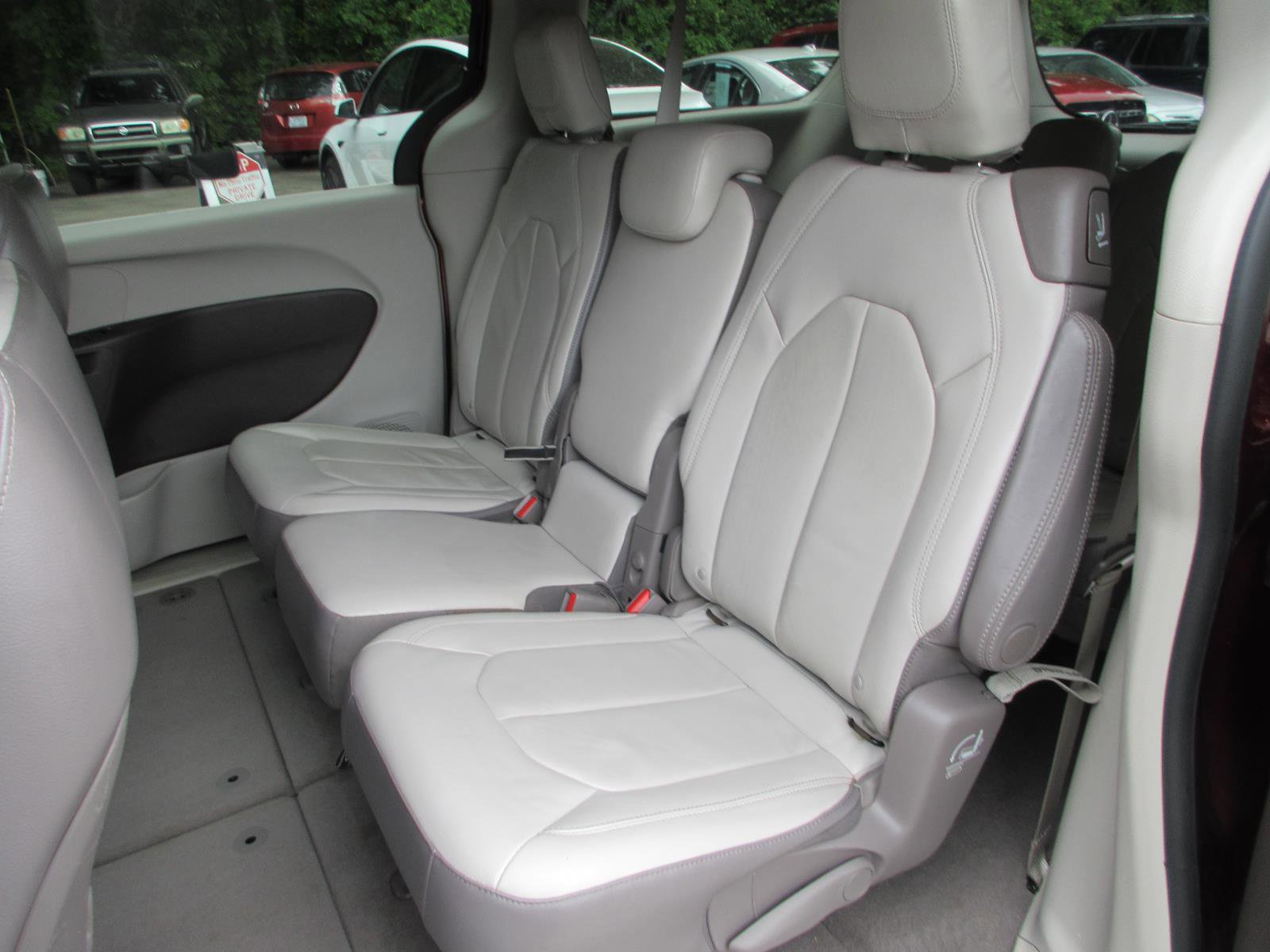 Used 2017 Chrysler Pacifica Touring-L FWD image 19