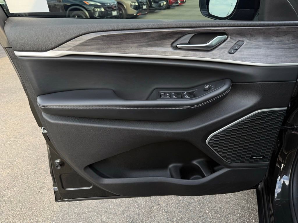 Used 2022 Jeep Grand Cherokee L Limited w/ Black Appearance Package image 19