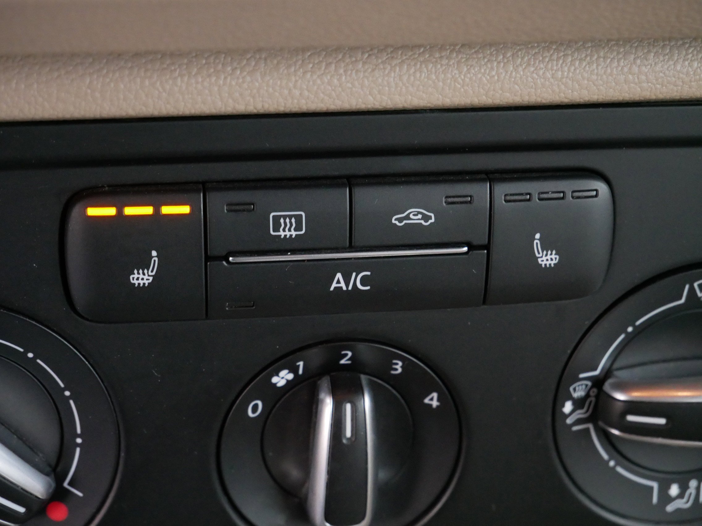 Used 2015 Volkswagen Beetle R-Line image 29