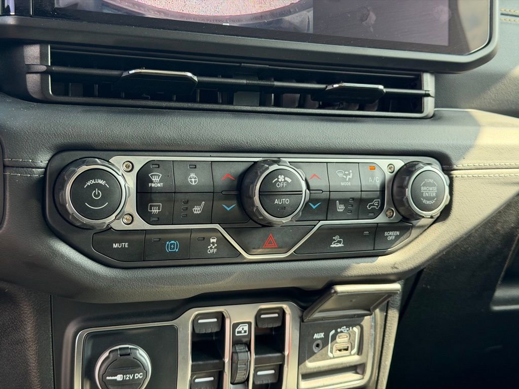 Used 2025 Jeep Wrangler Unlimited Sahara image 26