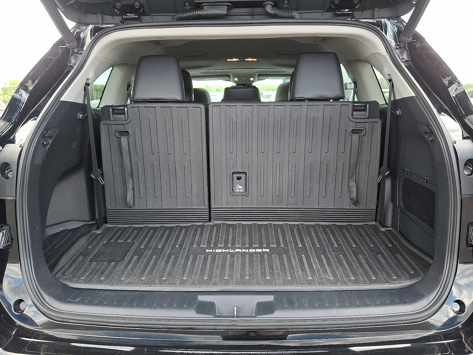 Used 2020 Toyota Highlander XLE image 32