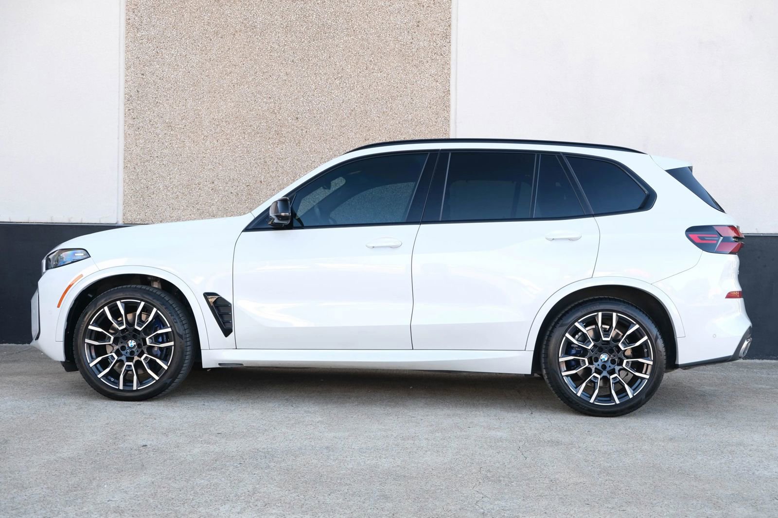 Used 2024 BMW X5 M60i w/ Executive Package image 6
