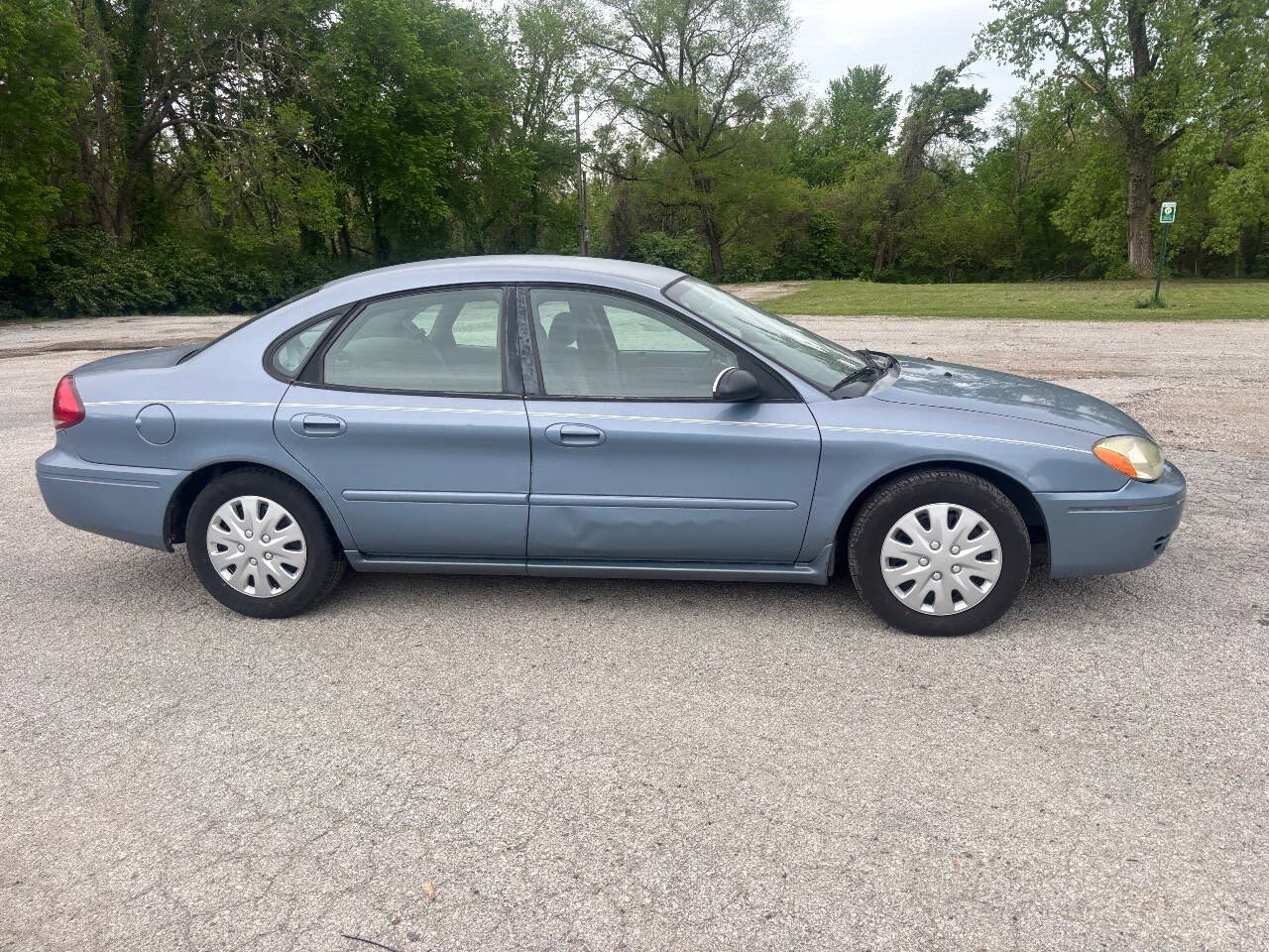 Used 2006 Ford Taurus SE FWD image 4