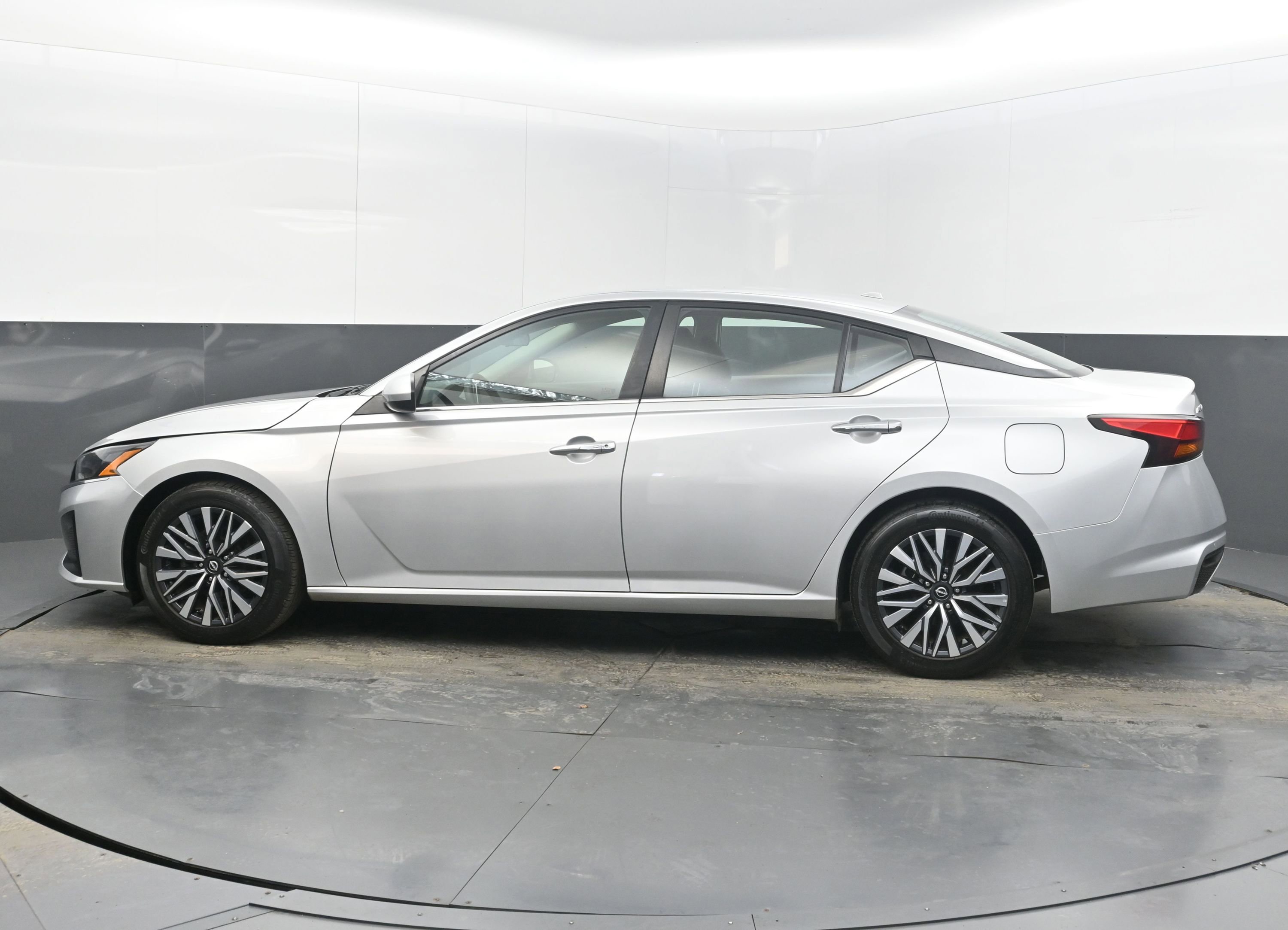 Used 2023 Nissan Altima 2.5 SV image 7