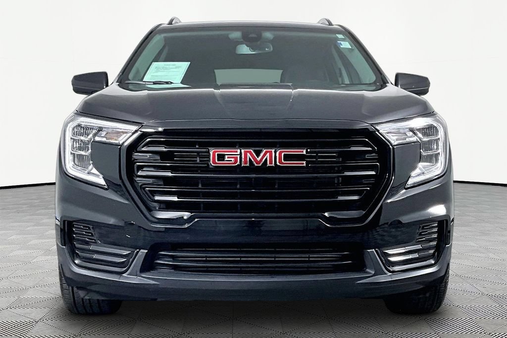 Used 2024 GMC Terrain SLE w/ Driver Convenience Package FWD image 2