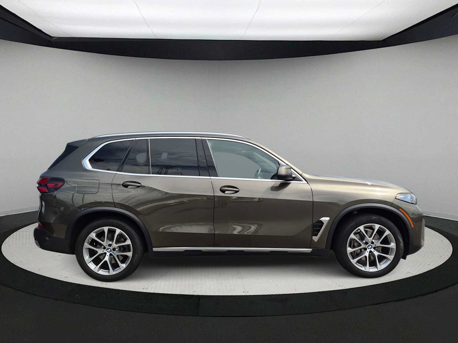 Used 2024 BMW X5 xDrive40i w/ Premium Package AWD/4WD image 9