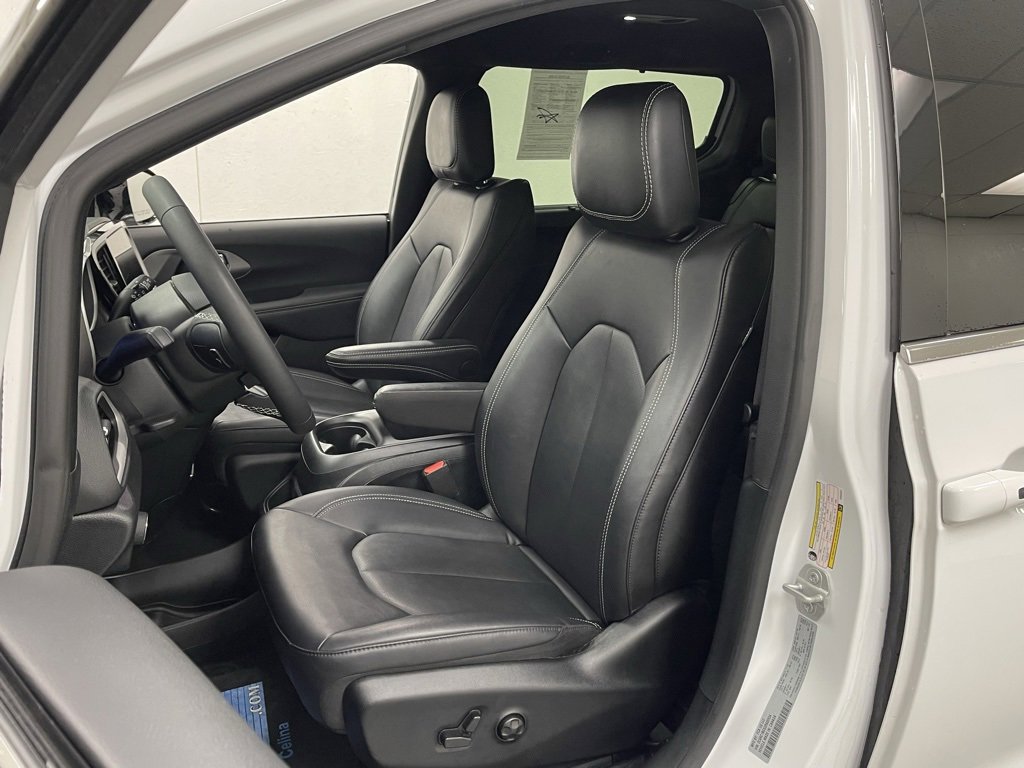 Used 2025 Chrysler Pacifica Select image 20