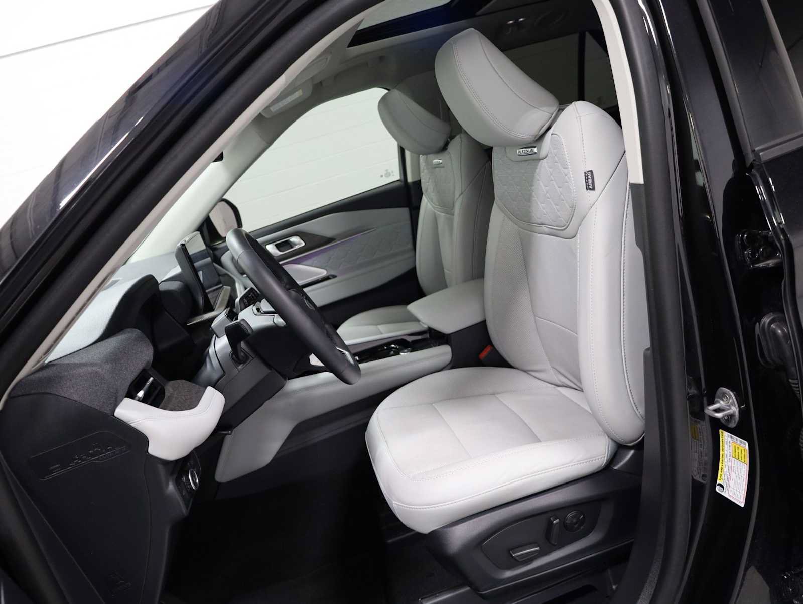 Used 2025 Ford Explorer Platinum w/ LUX Leather Package AWD/4WD image 5