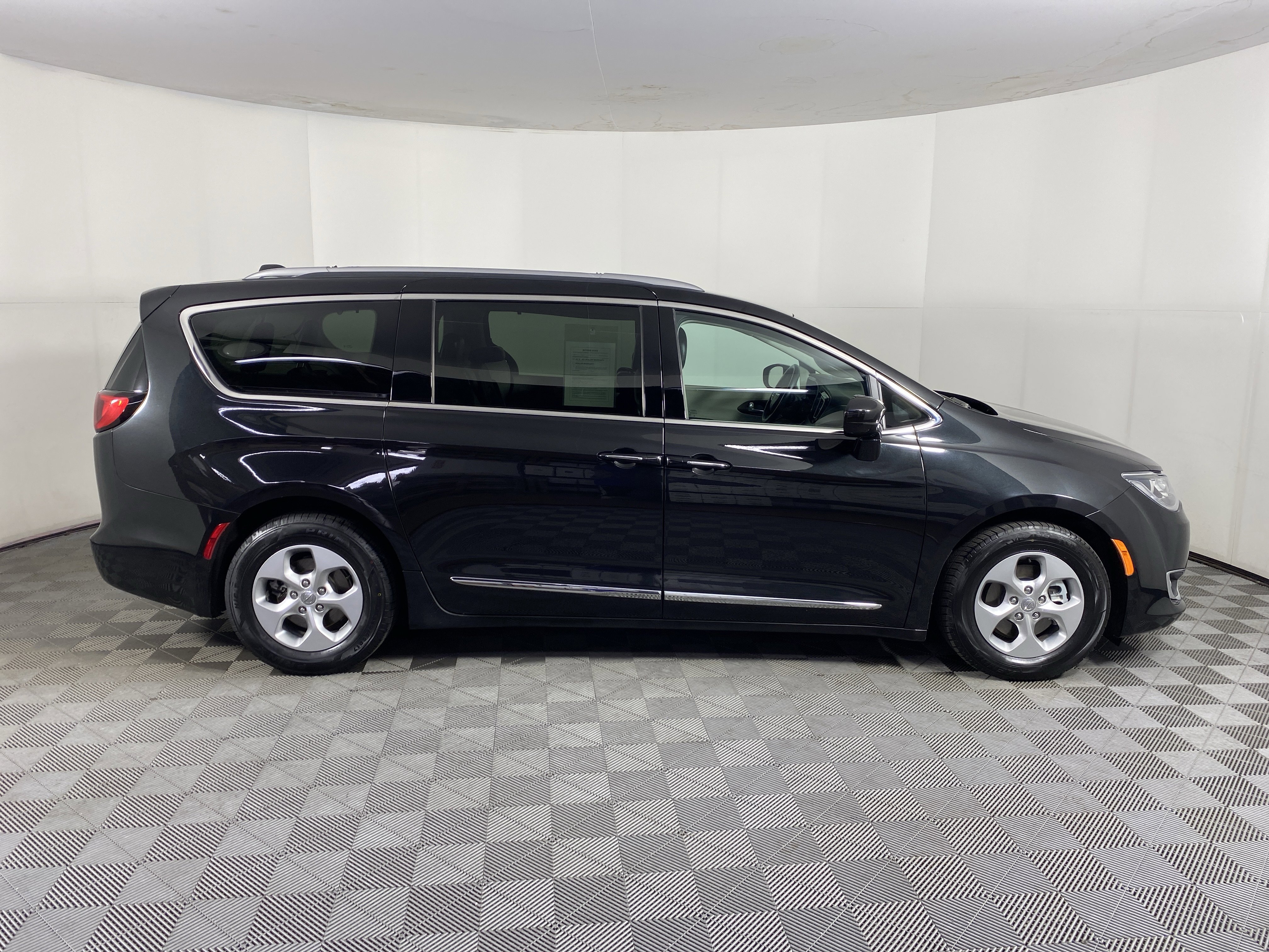 Used 2017 Chrysler Pacifica Touring-L Plus image 6