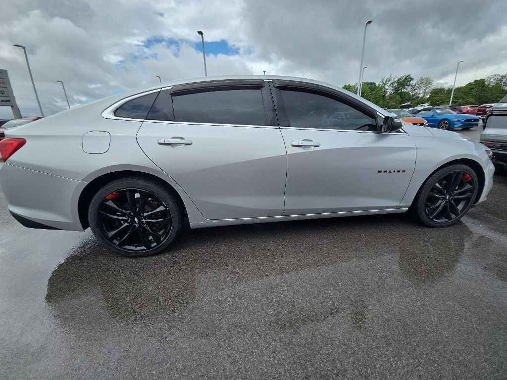 Used 2018 Chevrolet Malibu LT w/ Leather Package FWD image 4