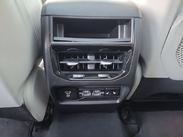 Used 2023 Jeep Grand Cherokee Overland AWD/4WD image 16