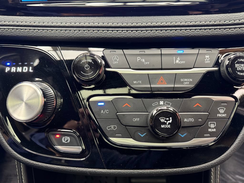 Used 2025 Chrysler Pacifica Limited FWD image 20