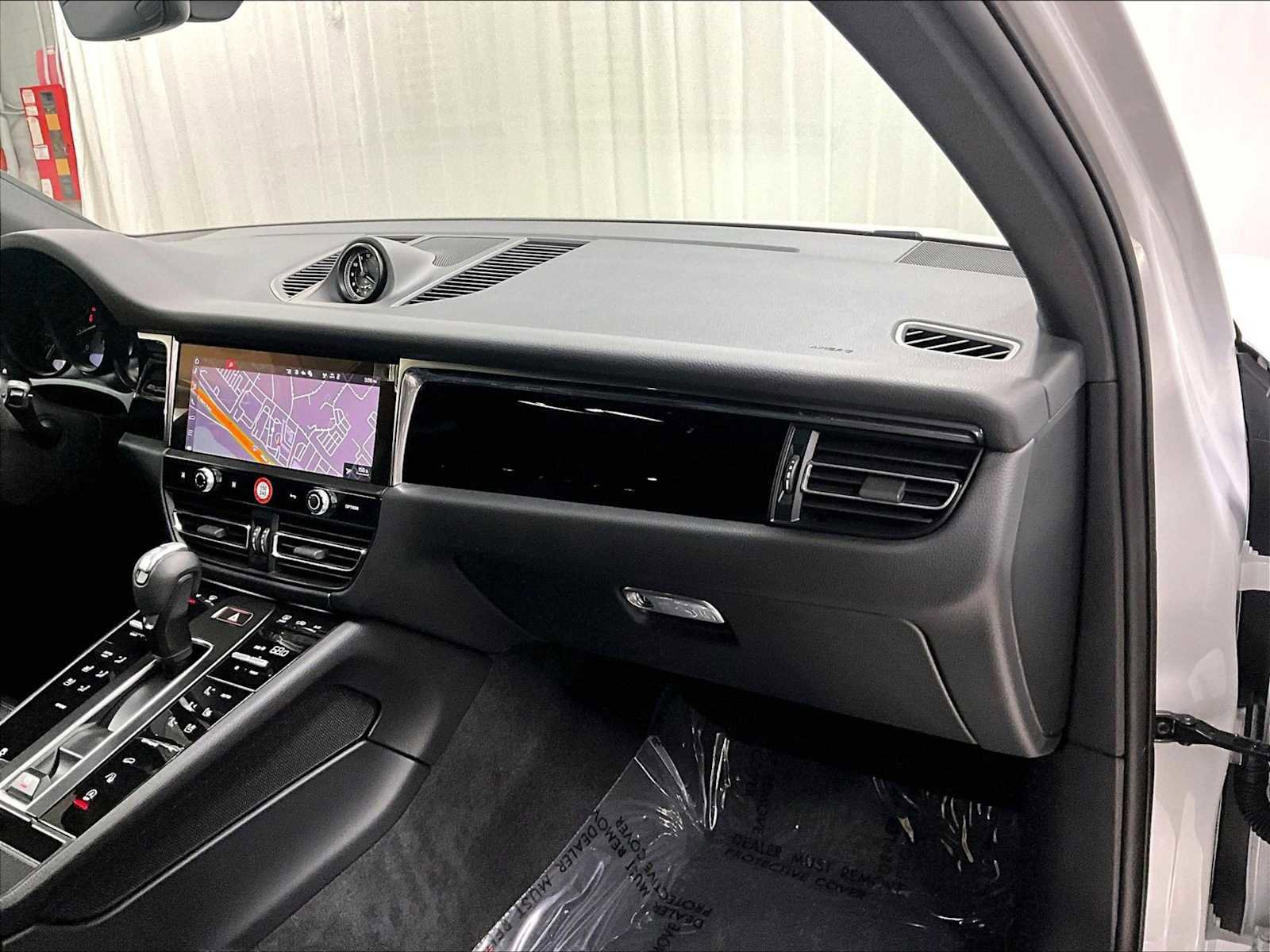 Used 2025 Porsche Macan image 28