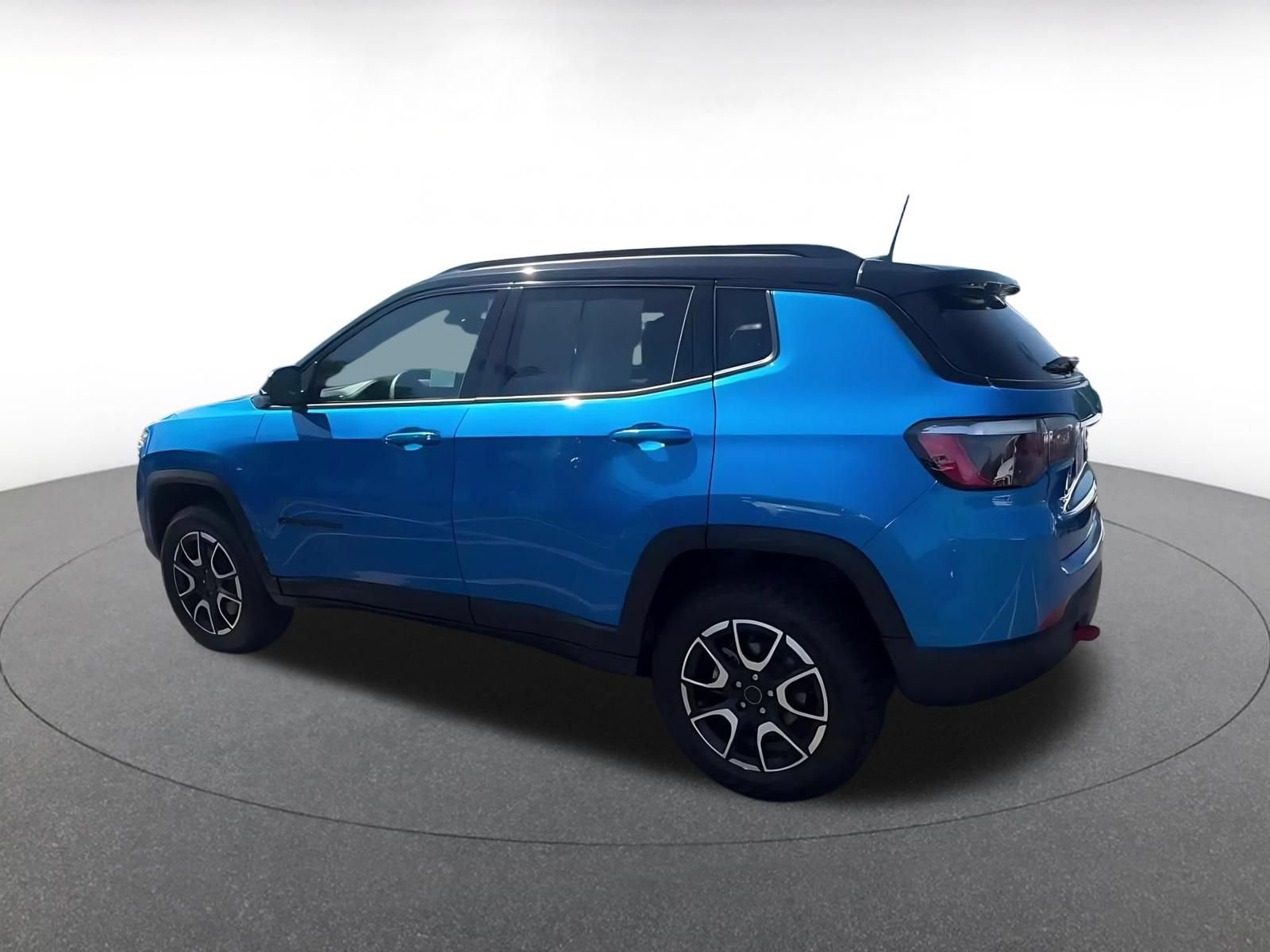 Used 2025 Jeep Compass Trailhawk AWD/4WD image 10