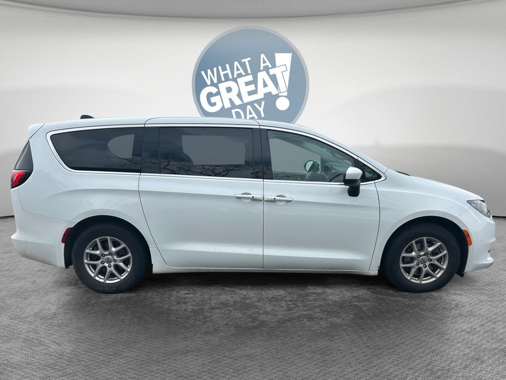 Certified 2022 Chrysler Voyager LX FWD image 2