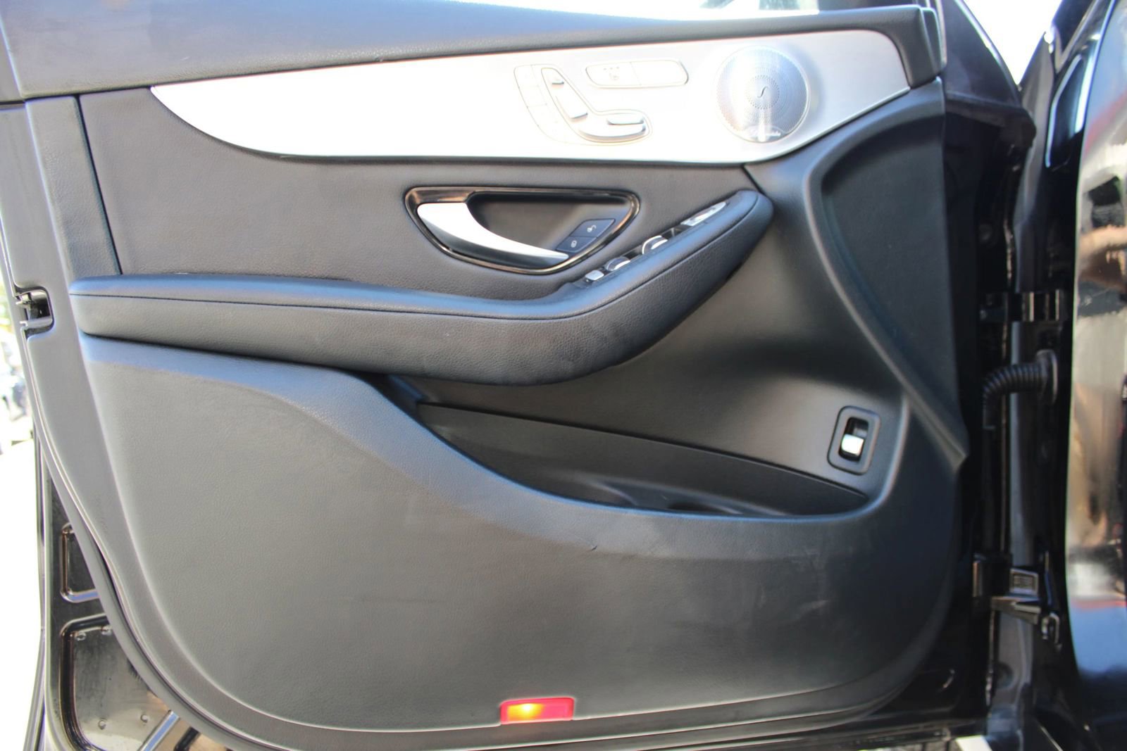 Used 2019 Mercedes-Benz GLC 300 4MATIC w/ Premium Package image 12