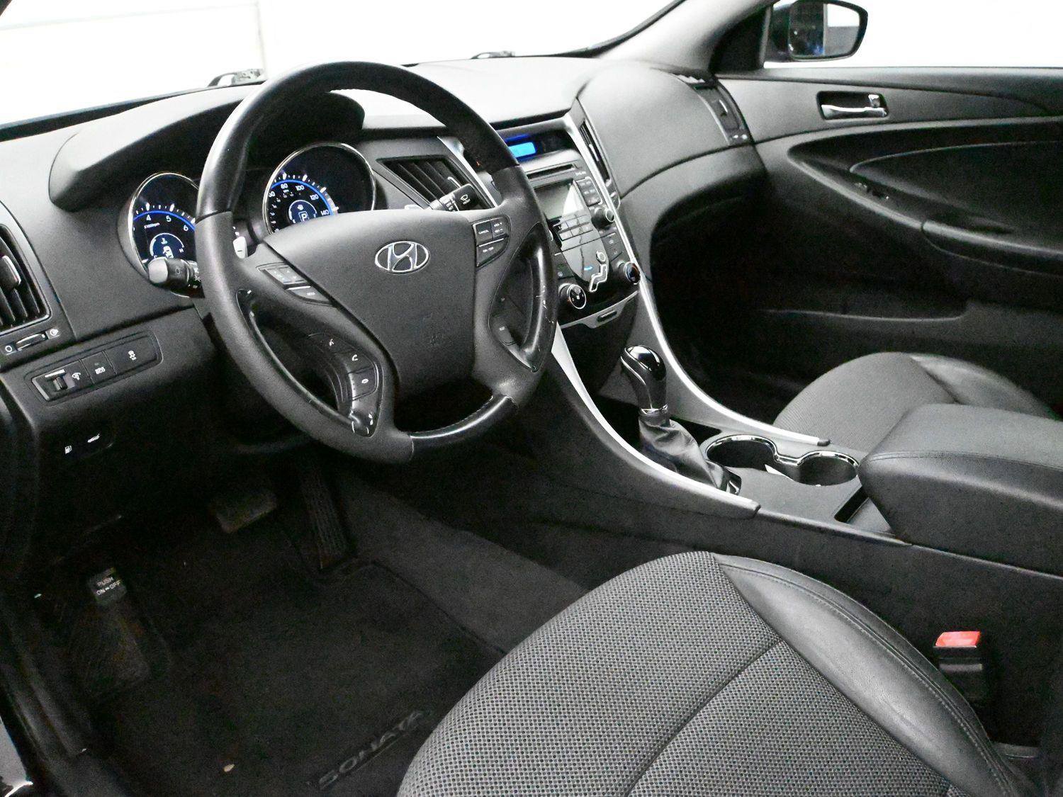 Used 2011 Hyundai Sonata SE FWD image 2