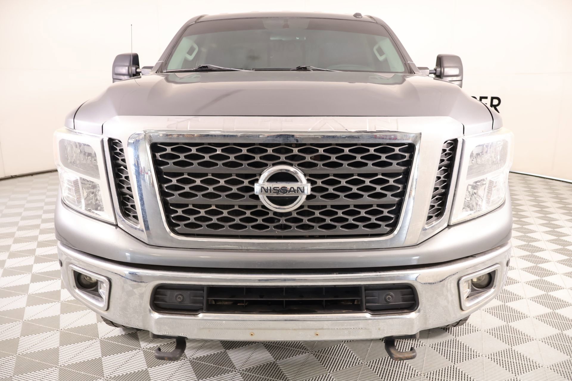 Used 2017 Nissan Titan SV w/ Heavy Duty GAWR Package AWD/4WD image 8
