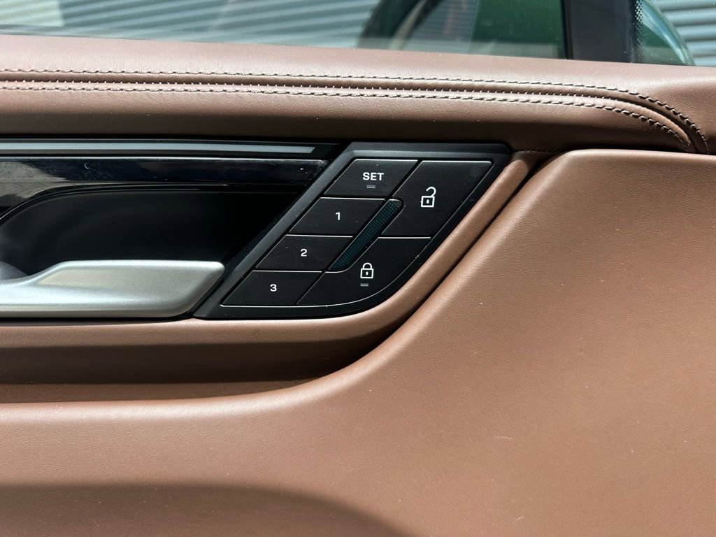 Certified 2025 Porsche Macan 4S Electric AWD/4WD image 21