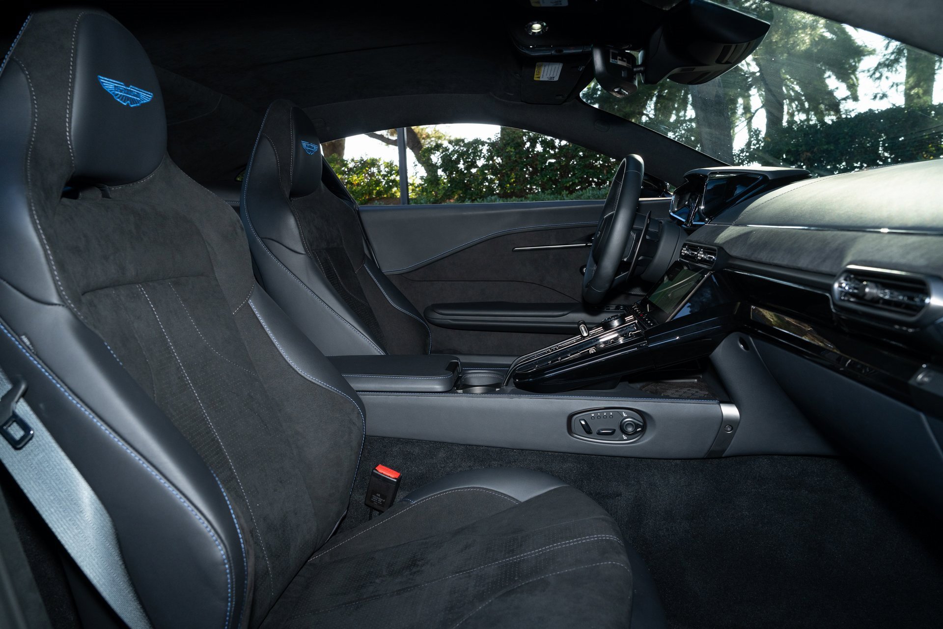 Used 2025 Aston Martin V8 Vantage Coupe image 21