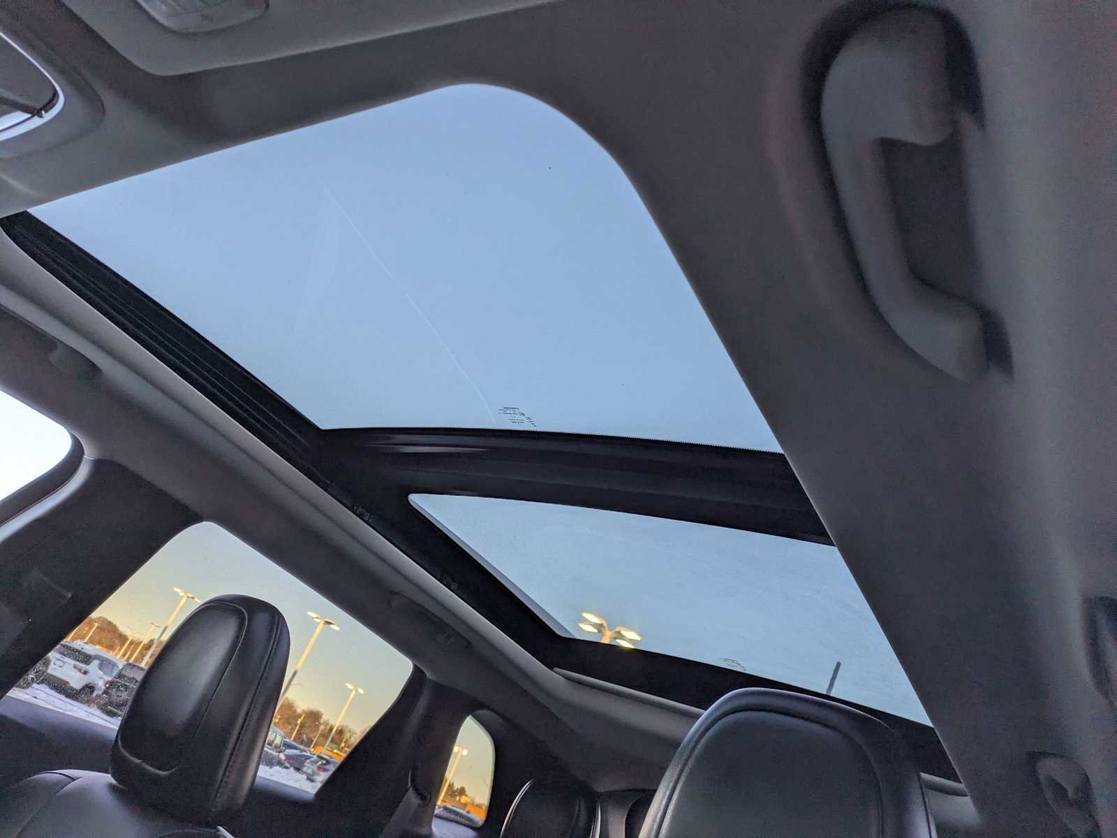 Used 2016 Jeep Cherokee Limited image 16