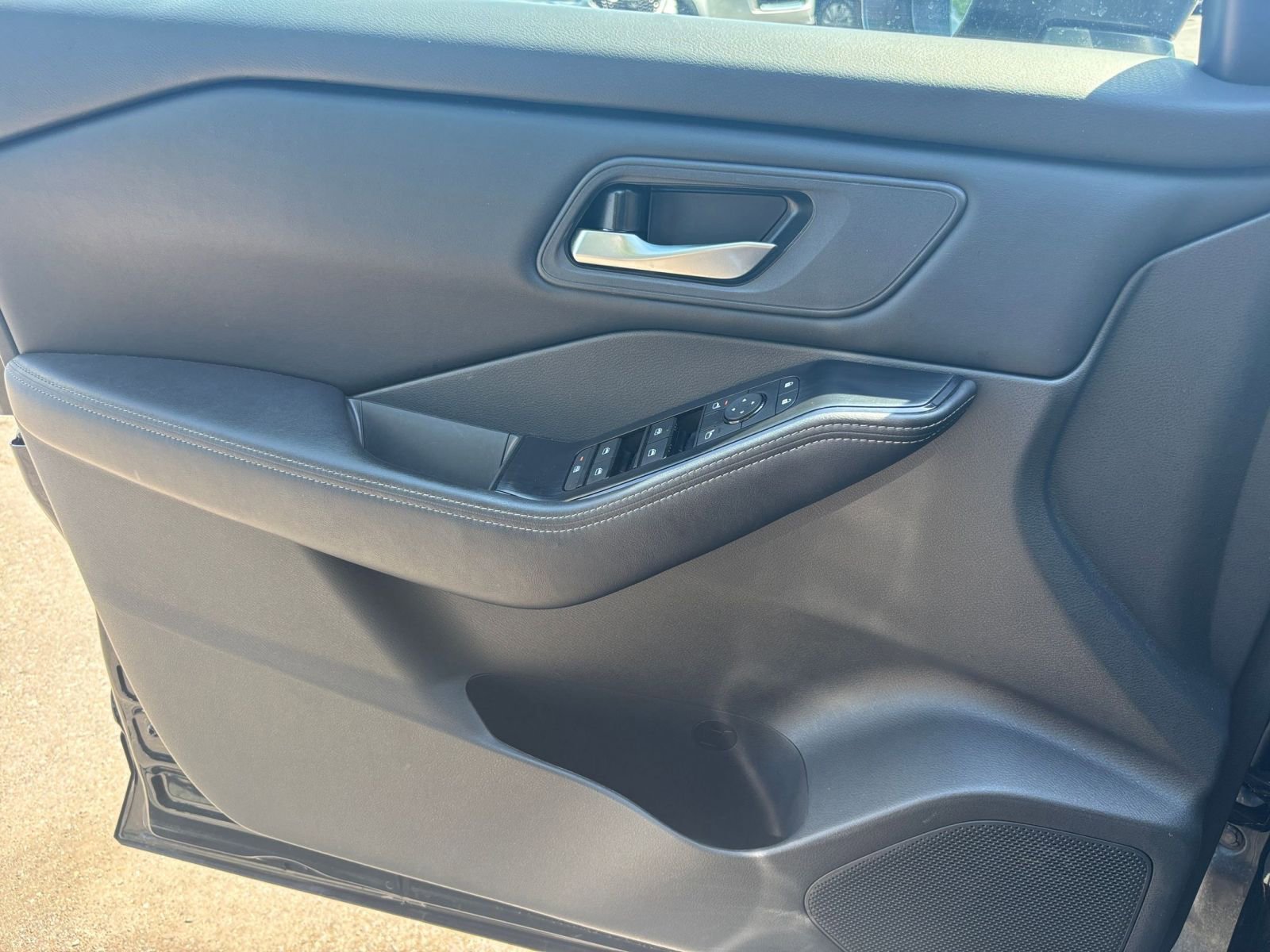 Used 2025 Nissan Rogue SV FWD image 18
