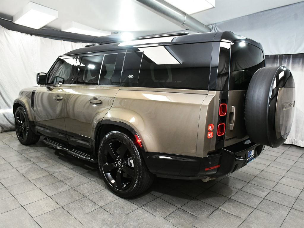 Used 2024 Land Rover Defender 130 X-Dynamic SE image 4