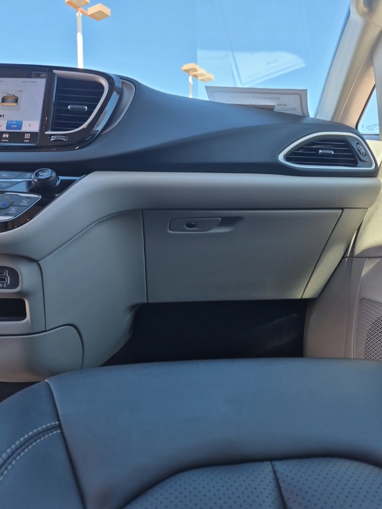 Certified 2024 Chrysler Pacifica Touring-L image 45