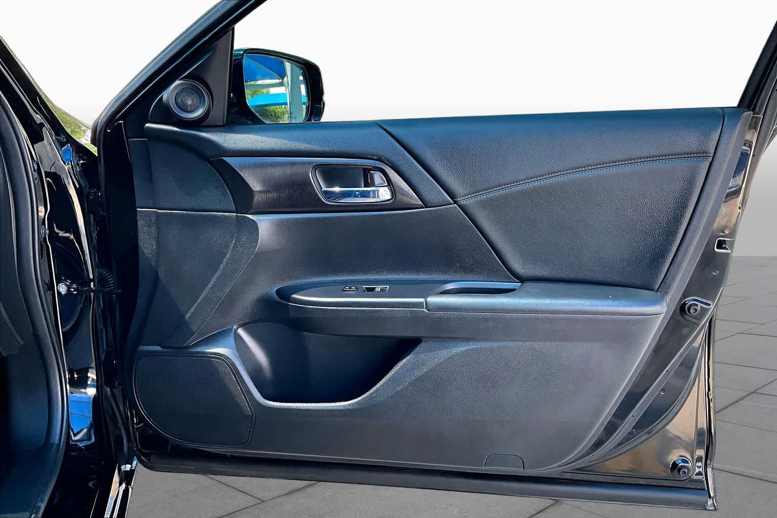 Used 2015 Honda Accord EX image 23