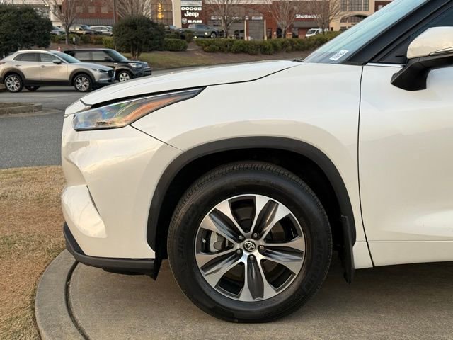 Used 2021 Toyota Highlander XLE FWD image 12